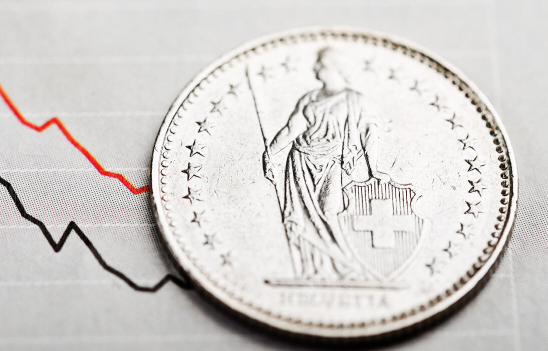 AHV 21: Eine „abgefederte“ Reform. Abbildung zeigt fallende Kurse und eine Münze. Die AHV 21 ist eine „abgefederte“ Reform und hilft die Finanzierung sicherzustellen.