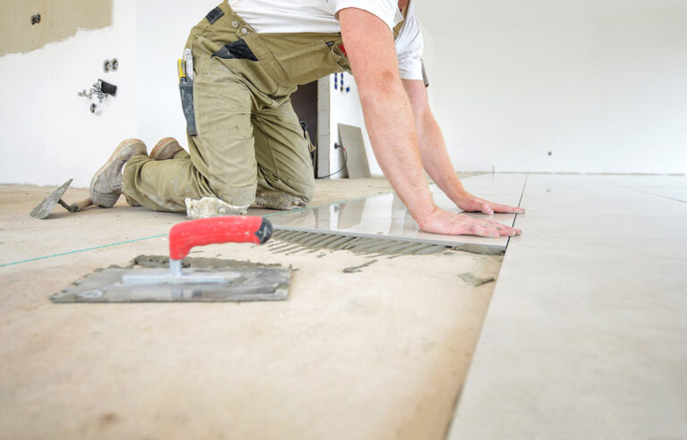 Abbildung zeigt einen Handwerker stellvertretend für denFachkräftemangel. Centre Patronal sieht die Zuwanderung als Teil der Lösung.