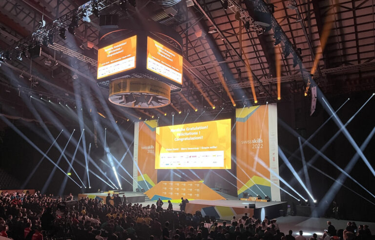 Attraktive Berufsbildung und akademische Ausbildung. Abbildung zeigt die Siegerehrung der Berufs-Schweizermeisterschaften SwissSkills 2022 in der Postfinance-Arena Bern