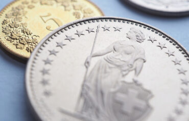 Bild zeigt verschiedene Schweizer Münzen. Mindestlohn: Gesetzgebung versus Gesamtarbeitsverträge?