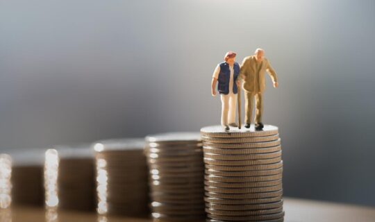 AHV-Finanzierung: Bei der grossen Reform den Turbo zünden, nicht bei der 13. AHV-Rente. Im Bild zum Artikel von Centre Patronal wird ein Miniatur-Paar auf einer Säule aus Münzen gezeigt.