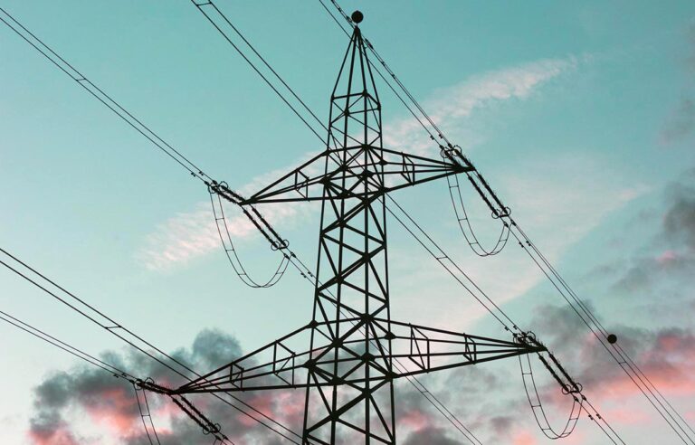 Turbulenzen auf dem Strommarkt. Bild zeigt eine Hochspannungsleistung.