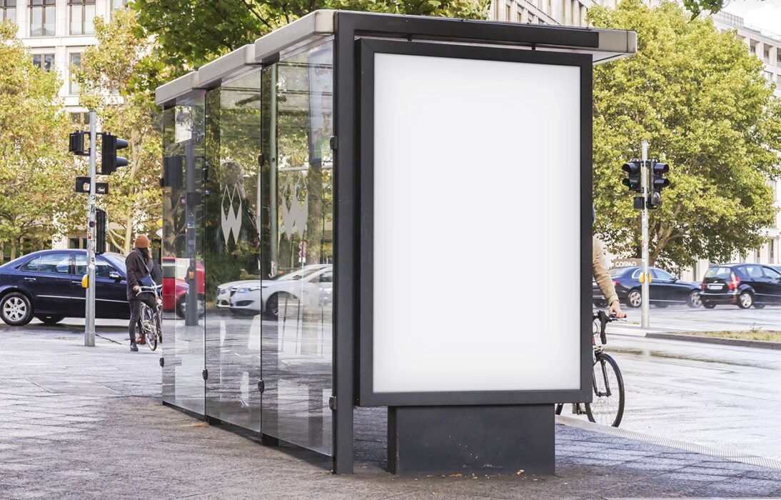 Keine freie Wirtschaftstätigkeit ohne Werbung. Bild zeigt eine leere Werbefläche an einer Haltestelle.