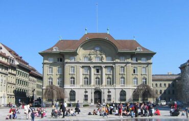 Bild zeigt die Schweizerische Nationalbank am Bundesplatz in Bern. Nationalbankgewinne: Vorsicht ist die Mutter der Porzellankiste