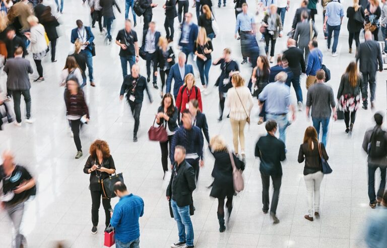 demografie-segen-oder-fluch. Das Bildzeigt dichtgedrängte Menschen beim Einkaufen.