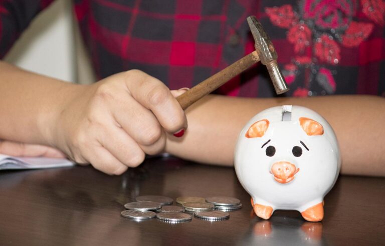 Im Bild zu sehen ist eine Frau, die ein Sparschwein mit einem Hammer zertrümmert. 13. AHV-Rente: Plünderung eines solidarischen Sozialwerks Die erste unserer drei Säulen der Altersvorsorge ist finanziell fragil, aber sozialpolitisch essenziell wichtig. Die Ausrichtung einer 13. AHV-Rente würde einen gigantischen Betrag zu Lasten der aktiven Generationen bedeuten, eine umgekehrte Solidarität von Arm zu Reich verursachen und den Generationenvertrag untergraben.