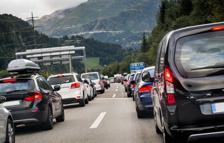 Die Schweiz wird weiter in ihr Strassennetz investieren. Das Bild zeigt einen Verkehrsstau vor dem Gotthardtunnel.