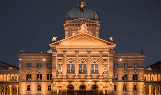 Rote Zahlen Bundesfinanzen: Lösungsansätze. Im Bild das Schweizer Parlamentsgebaude in der Nordansicht vom Bundesplatz aus.