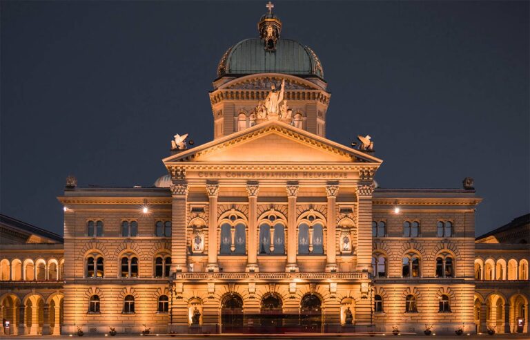 Rote Zahlen Bundesfinanzen: Lösungsansätze. Im Bild das Schweizer Parlamentsgebaude in der Nordansicht vom Bundesplatz aus.