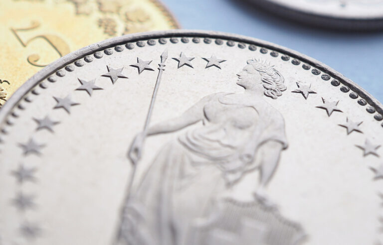 Das Bild zeigt Schweizer Münzen und symbolisiert die sich weiter vergrössernde Schere zwischen Einnahmen und Ausgaben bei Annahme der Volksinitiative für eine 13. AHV-Rente.