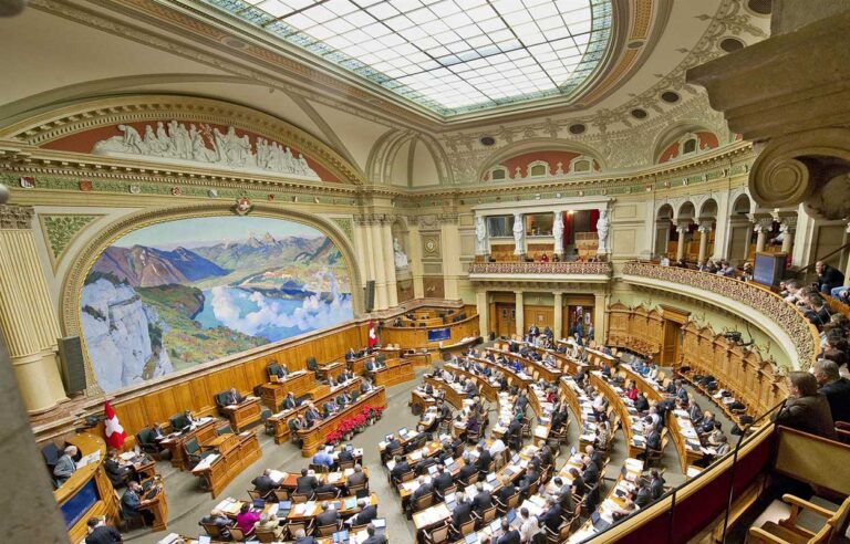 Bild zeigt den Nationalratssaal im Schweizer Parlament.