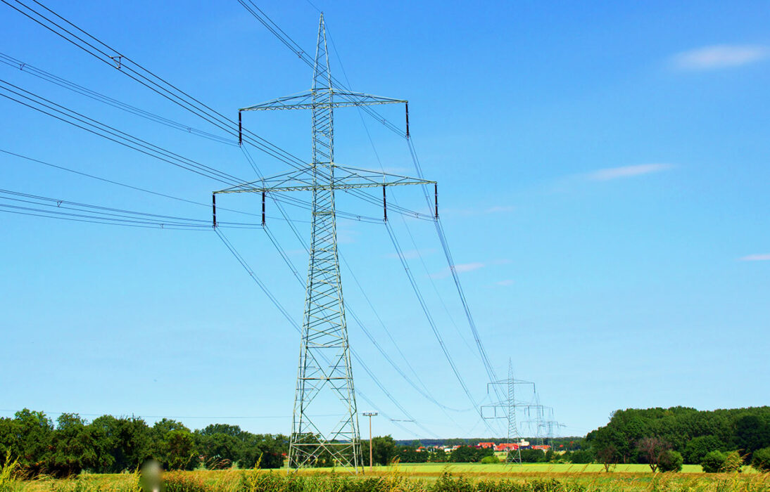 ja-zum-stromgesetz. Das Bild zeigt eine Hoschspannungsleitung im ländlichen Gebiet. JA zum Gesetz über eine sichere Stromversorgung. Das neue Gesetz, über welches das Volk am 9. Juni abstimmen wird, soll zu einer raschen Stärkung der Versorgungssicherheit im Winter, einem wirtschaftlichen Ausbau der Produktionskapazitäten und einer Steigerung der Energieeffizienz beitragen und dabei den Natur- und Landschaftsschutz gebührend berücksichtigen.