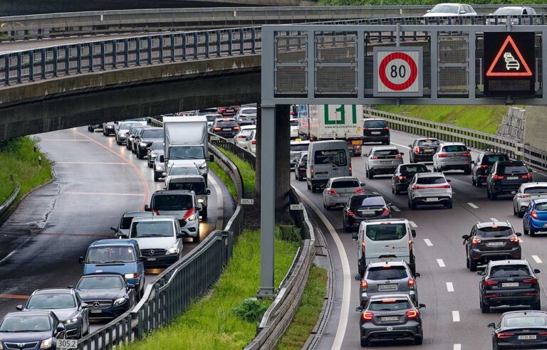 24.-November-JA-zur-Mobilitaet. Bild zeigt einen Stau auf Schweizer Autobahnen.