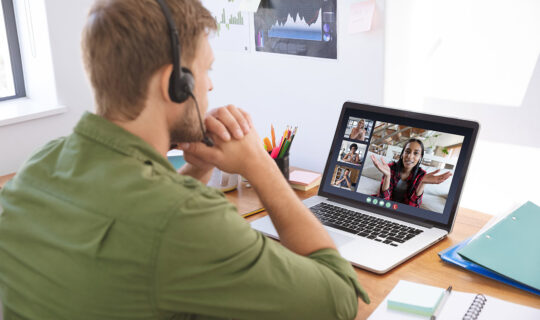 Lockerung der Vorschriften für Telearbeit. Im Bild ist ein Arbeitnehmer im Homeoffice vor seinem Laptob in einer Videokonferenz.
