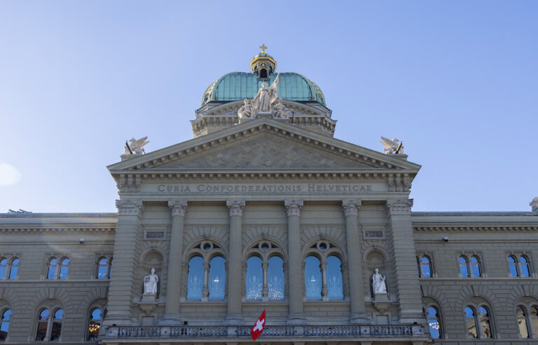 Umstrittene-Vorlagen-in-der-Sondersession. Ansicht Parlamentsgebäude von der Nordseite.