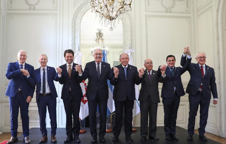 Mercosur-sinnvolle-Ergaenzung-der-Handelsbeziehungen. Im Bild sind die Ländervertreter des EFTA-Mercosur-Abkommens.