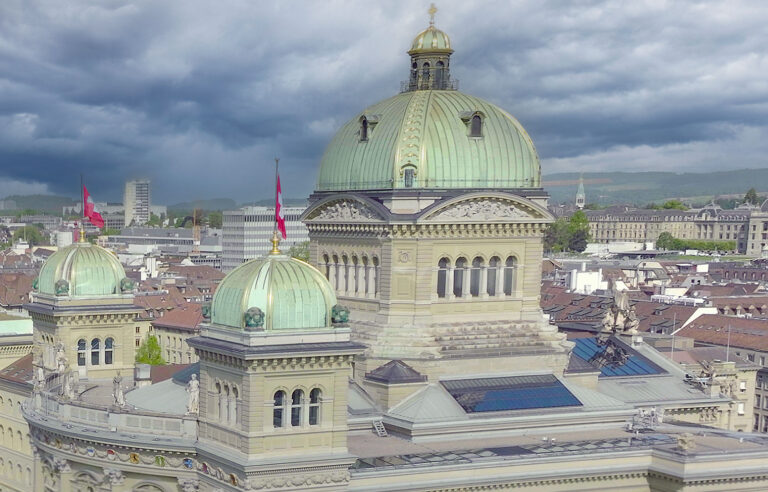 Herbstsession Rahmenbedingungen für Unternehmen erhalten. Luftaufnahme Bundeshaus von süd-ost aus.