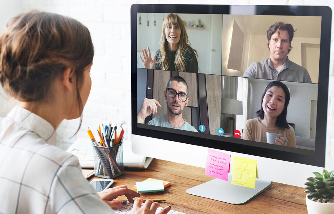 Telearbeit-flexiblere-Arbeitszeiten-sind-gewünscht. Im Bild ist eine Frau in der Perspektive vor einem Monitor sitzend bei der Arbeit im homeoffice zu sehen.