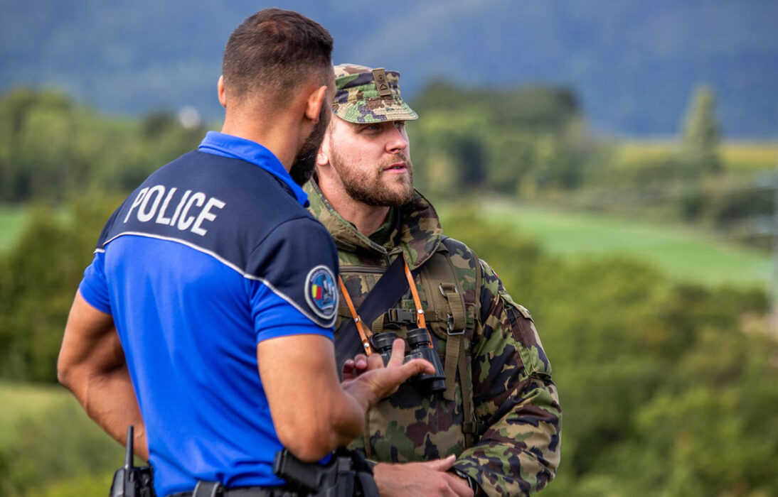 Sicherheit: elementar für unsere Demokratie. Im Bild sind ein Polizist und ein Armeeangehöriger im Einsatzgespräch.