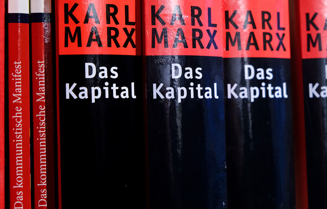 Erbschaftsinitiative: missraten, klassenkaempferisch und kontraproduktiv. Das Buch "Das Kapital" von Karl Marx steht in einem Bücherregal, Buchrücken zum Betrachter zugewandt.