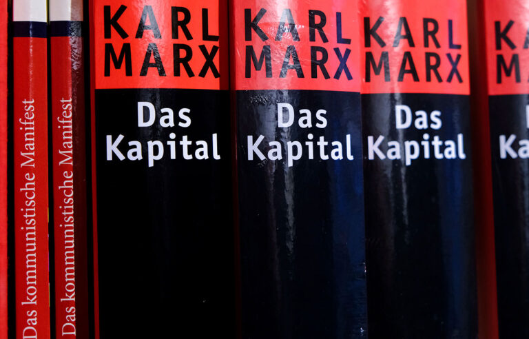 Erbschaftsinitiative: missraten, klassenkaempferisch und kontraproduktiv. Das Buch "Das Kapital" von Karl Marx steht in einem Bücherregal, Buchrücken zum Betrachter zugewandt.