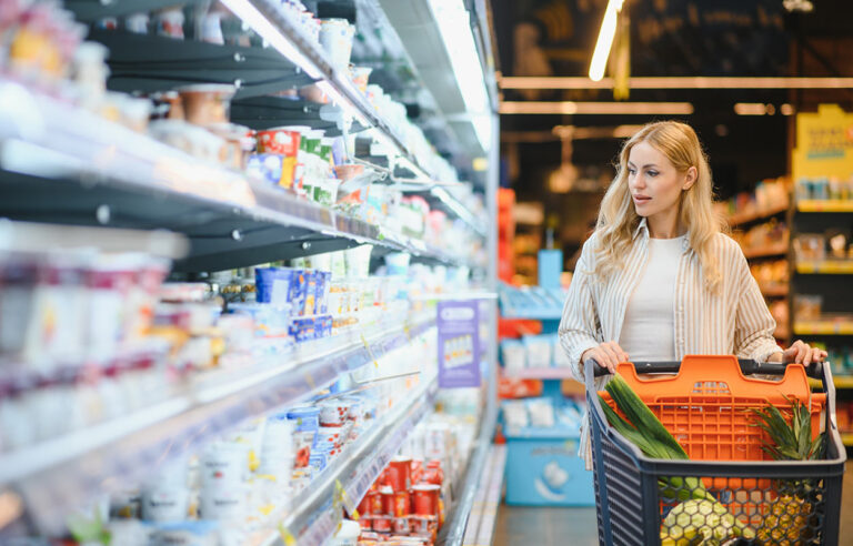 Ernährungsinitiative: diskutables Ziel, inakzeptable Rezepte! Eine Frau mit Einkaufswagen steht im Supermarkt vor einem Regal.