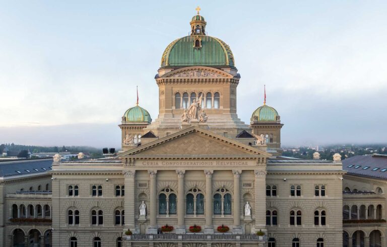 Wintersession der eidgenössischen Räte 2025. Im Bild ist das Bundeshaus von der Nordseite zu sehen.