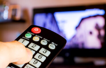 ja-200-franken-sind-genug. Im Bild ist eine TV-Fernbedienung, gehalten in der Hand eines Zuschauers.