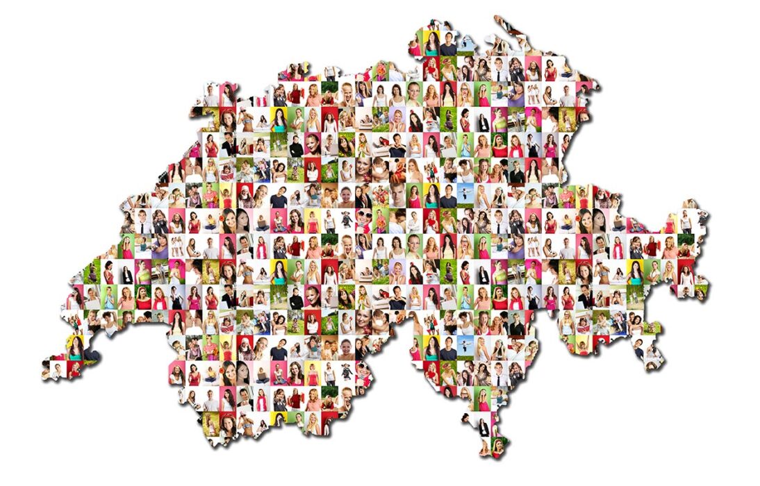 10-Millionen-CH-Politisches-Versagen-mathematisches-Versprechen. Die Umrisse der Schweiz sind mit vielen, unterschiedlichen Personen-Portraits gefüllt.