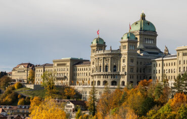 Herbstsession: Für eine vernetzte und dynamische Schweiz. Das Bundeshaus von der Südseite im Herbst.